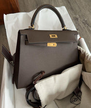 Load image into Gallery viewer, Hermes - Kelly 25 Écorce Epsom Leather Gold Hardware (Trun lock plastic is coming off)