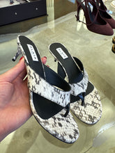 Load image into Gallery viewer, Alaïa - INFRADITO MULES IN ELAPHE - White/ Black