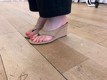 Load image into Gallery viewer, Alaïa - RAFFIA CUBE FLIP-FLOPS MULES - Natural