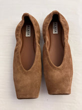 Load image into Gallery viewer, Alaïa - SQUARE TOE LEATHER BALLERINAS - Umbrella