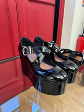 Load image into Gallery viewer, Alaïa - Criss Cross Patent Leather Pumps - Black
