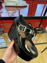 Load image into Gallery viewer, Alaïa - Criss Cross Patent Leather Pumps - Black
