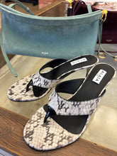 Load image into Gallery viewer, Alaïa - INFRADITO MULES IN ELAPHE - White/ Black
