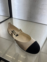 Load image into Gallery viewer, Chanel - Ballerinas - White/ Black
