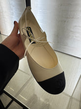 Load image into Gallery viewer, Chanel - Ballerinas - White/ Black
