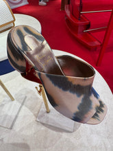 Load image into Gallery viewer, Christian Louboutin - Minny Mule Toe Meow Printed Girrafe - Multicolor
