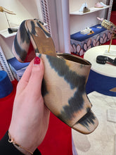 Load image into Gallery viewer, Christian Louboutin - Minny Mule Toe Meow Printed Girrafe - Multicolor

